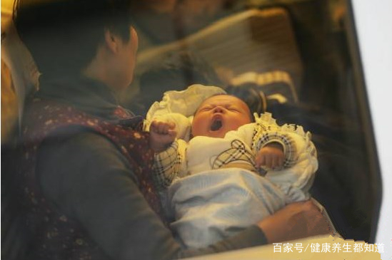 女童突发惊厥公交司机5分钟送医,高铁上女孩突发癫痫