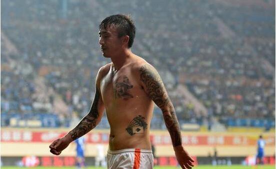 丢人！“白斩鸡”不思悔改，居然铁拳挥向对手，摔跟头自食苦果