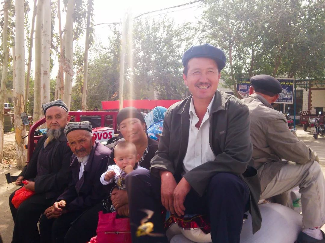 为什么少数民族的服饰都很好看,为什么少数民族衣服花里胡哨