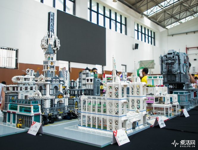 齐聚百名玩家的乐高作品展看高手们拼出一个未来世界