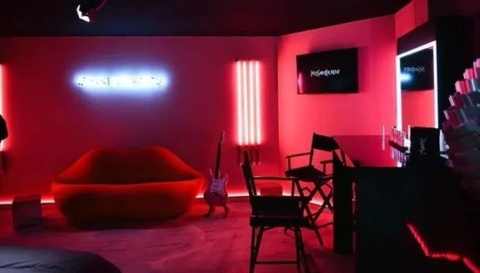 吸引各大明星网红为它疯狂打call,众明星大咖前来打call