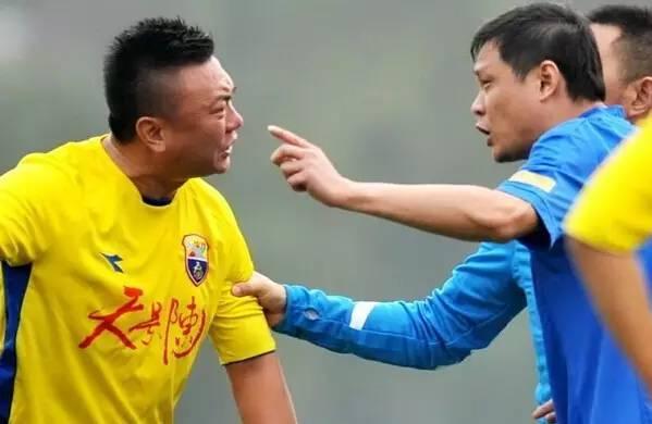 范志毅怒打球迷是哪年,范志毅球场发脾气集锦