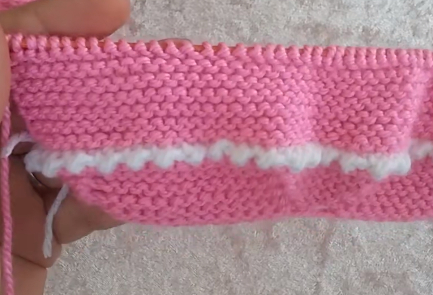 棒针编织宝宝鞋子教程方格款,棒针双色编织婴儿鞋的教程