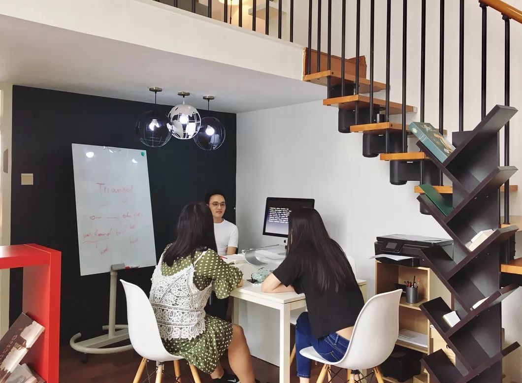 我的英语老师是一个什么样的人,英语老师在你眼中是什么样的人