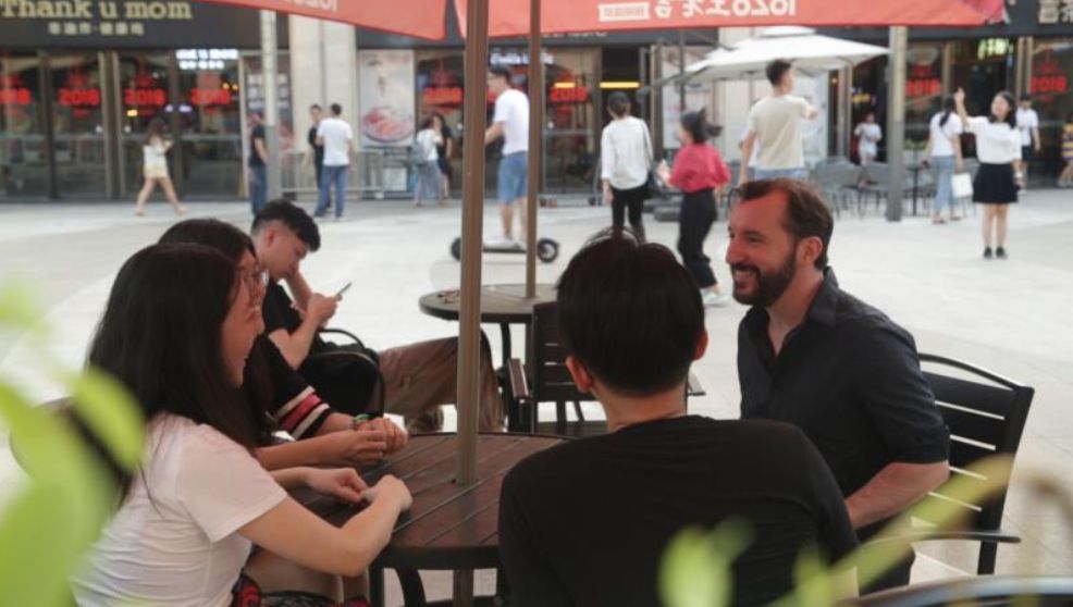 我的英语老师是一个什么样的人,英语老师在你眼中是什么样的人