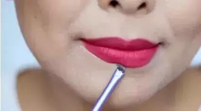 怎样涂口红不掉色方法简单,涂口红的100个小技巧