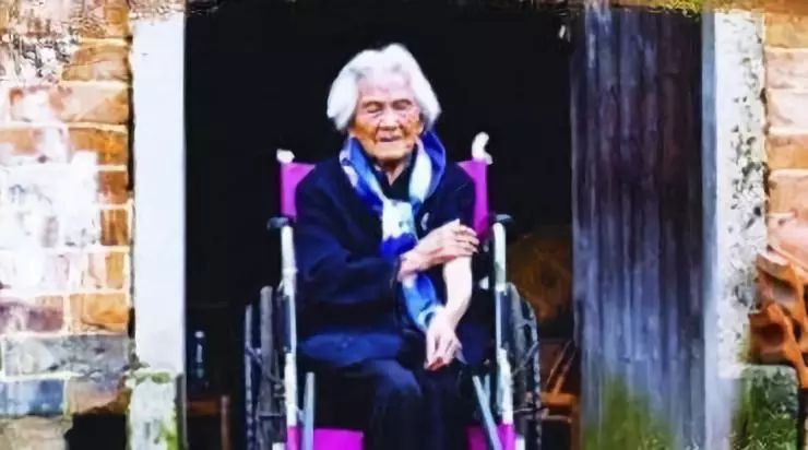 毒打、强奸、*虐性**……他把一个女人的真实故事画成漫画,看到第几张你哭了?