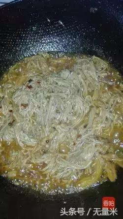 香辣可口的金针菇,香辣金针菇又简单又好吃