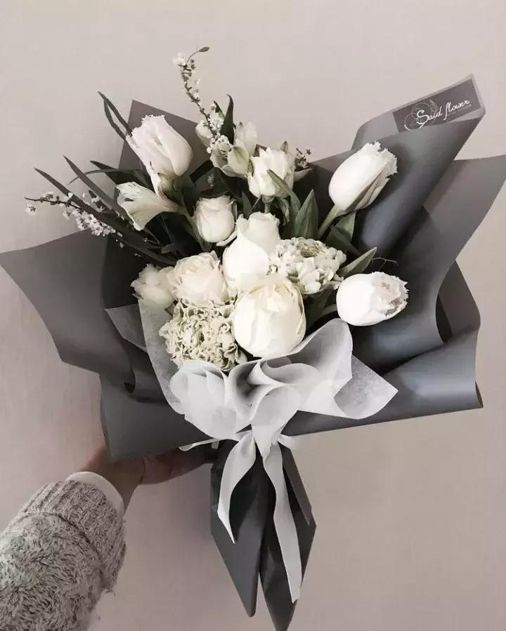 不同颜色玫瑰代表的花语,情人节送自己的玫瑰花语