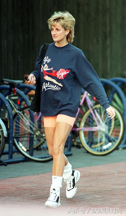 卡戴珊短裤时尚视频,卡戴珊和戴安娜视频