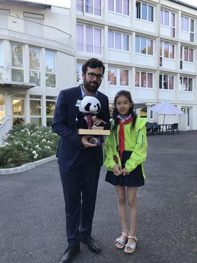 红遍整个欧坦市的草小西区学子，了解一下