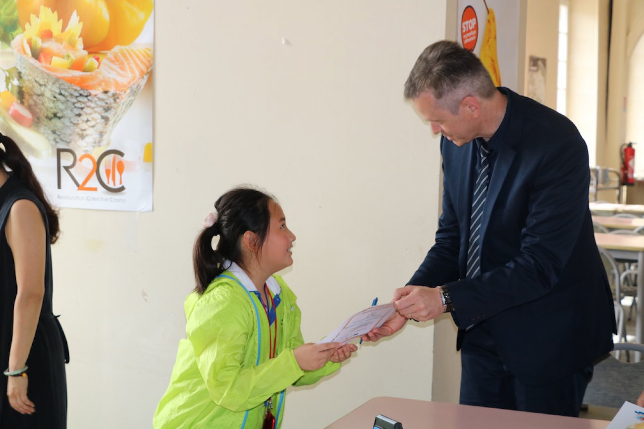 红遍整个欧坦市的草小西区学子，了解一下