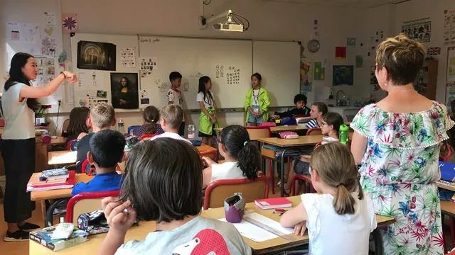 红遍整个欧坦市的草小西区学子，了解一下