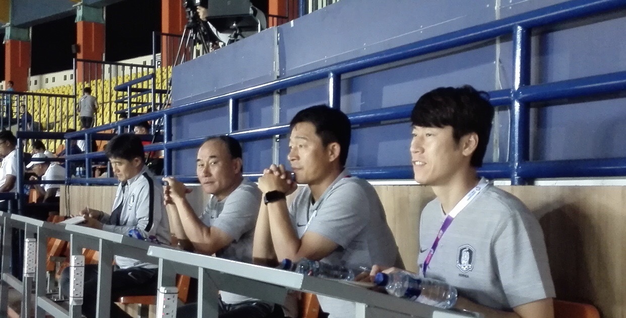 疯狂国足让韩国都怕了!韩国主帅拍录像研究,面色凝重这回真虚了