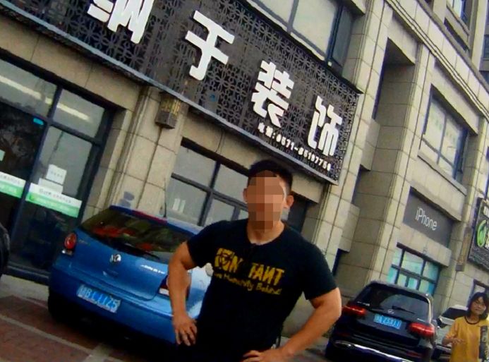 男子送8万礼物,男子送前女友礼物求复合