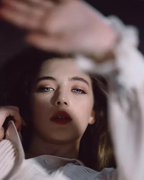 今秋来抹“红梨色”，巨显白巨好看！