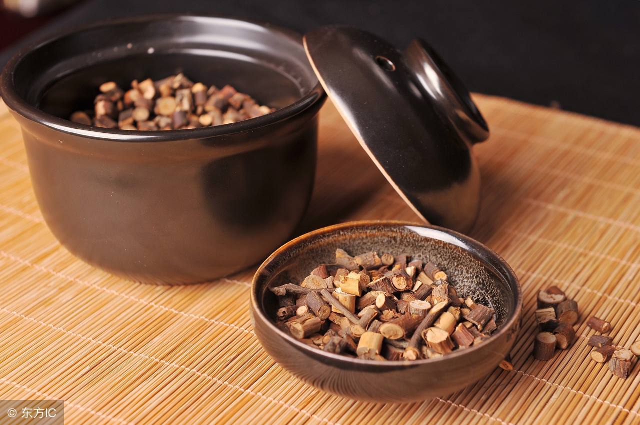 女人月经量少而且黑吃什么食补,女人月经量少发黑怎么调理