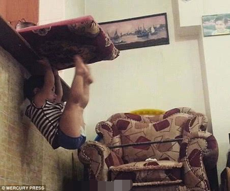 5岁伊朗小梅西走红网络一身球技笑傲裙长马赛回旋技惊四座