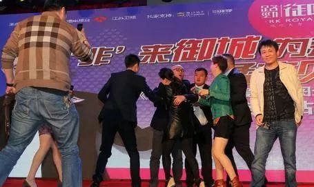 李宇春参加节目被粉丝亲,李宇春被粉丝吻是什么节目