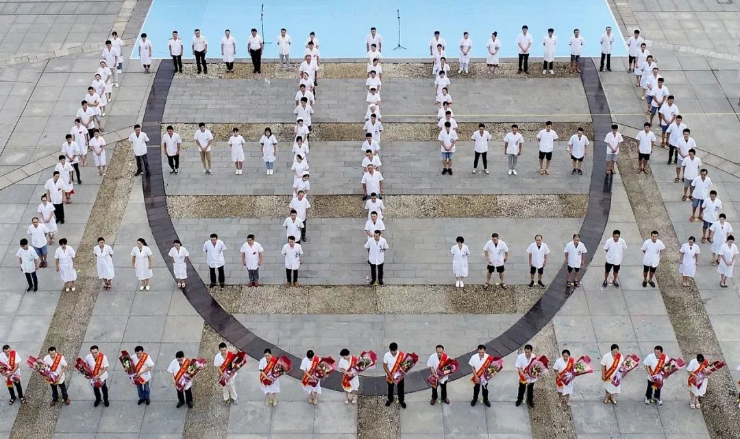 医师节致敬最美白衣天使,第四个中国医师节向白衣天使致敬