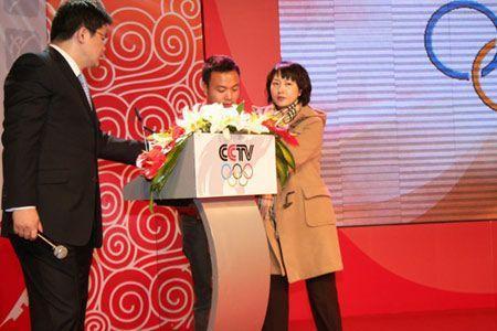 他曾是央视当红的一名主持人,他曾是央视主持人