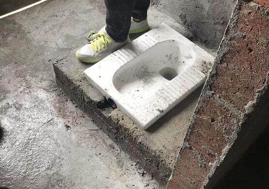 为什么厕所蹲坑有个台阶,卫生间蹲坑增加台阶好吗