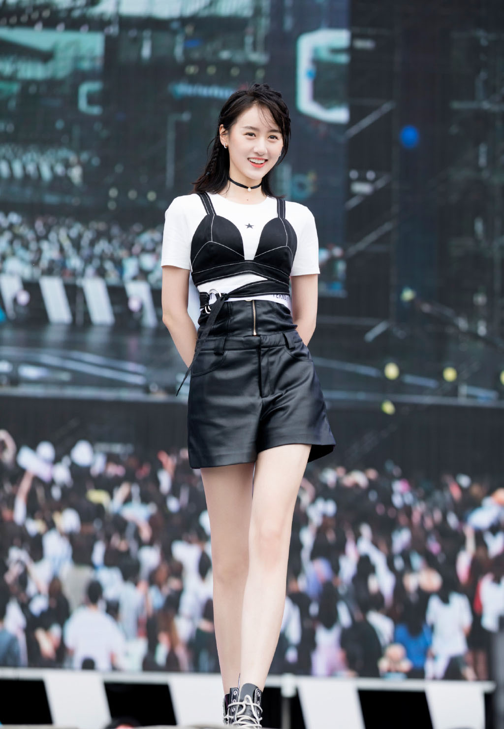 袁冰妍同款低丸子头,袁冰妍牛仔裤搭配露脐装机场行走