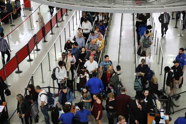 4指入侵*处私**美国海关强搜身引种族话题