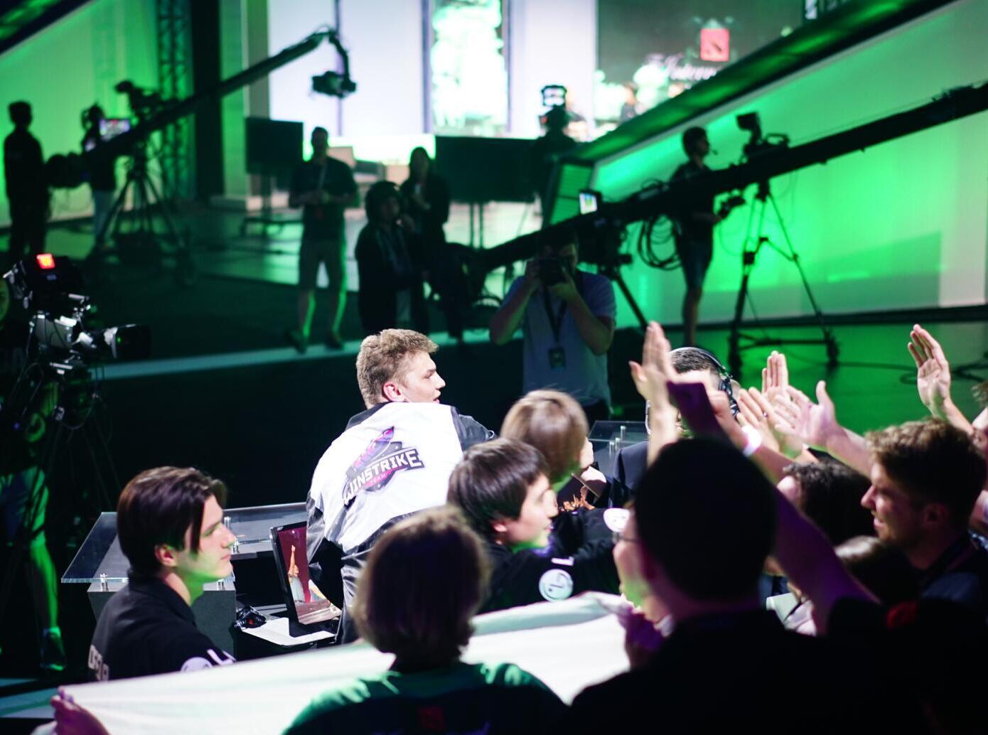 Dota2Ti8淘汰赛首日综述：LGD轻取VPNB又又输肉山团心疼眼少