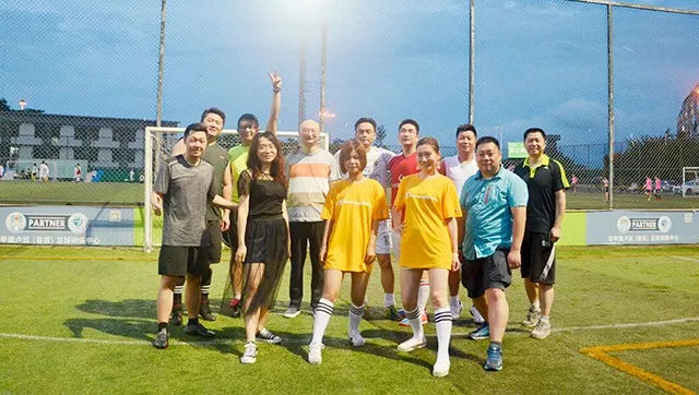 顽强拼搏,坚持到底——学威国际商学院第三届足球友谊赛拉开帷幕