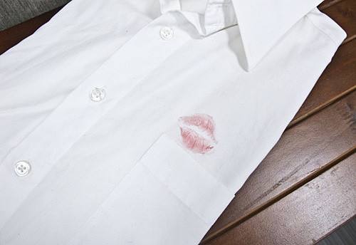 衣物的油渍可以用酒精除去吗,洗衣服白色血渍怎么洗掉