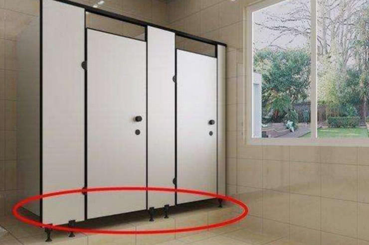 公共厕所的门为什么有孔,公共厕所位置有讲究吗