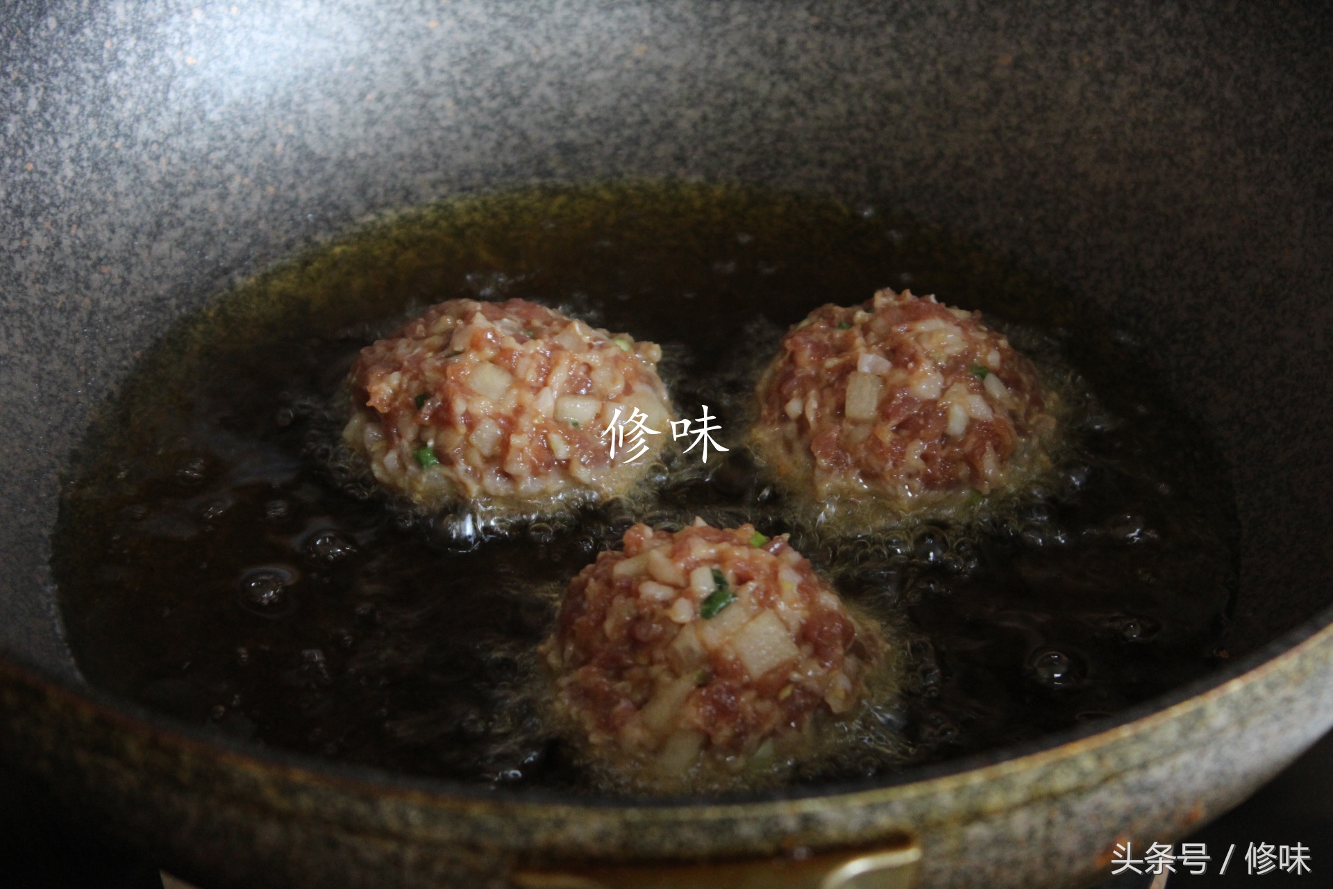 放马蹄的四喜丸子做法,四喜丸子放荸荠和馒头哪个好吃