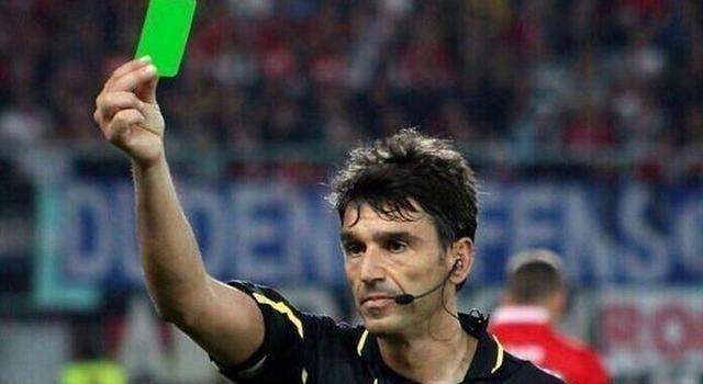 足球裁判出绿牌什么意思,足球比赛中的绿牌代表什么