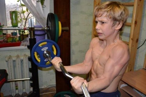 世界上最强壮健美小男孩,世界上最强壮的三个小孩肌肉暴涨