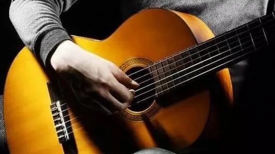 吉他学习基础知识,吉他初学者应该买什么样的吉他