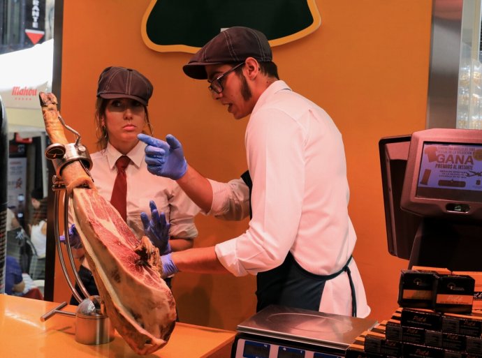 西班牙火腿，贵则几百欧元一公斤，贱则几欧元一份，为什么？