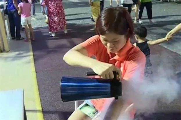 吃冰淇淋被冻死,吃液氮冰淇淋被冻伤吗