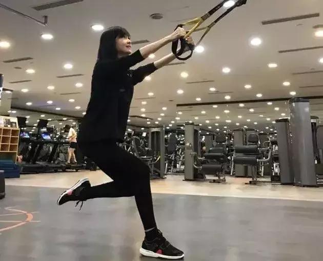 51岁的周慧敏照片让人看呆了！好奇到底是怎么保养的？原来是……