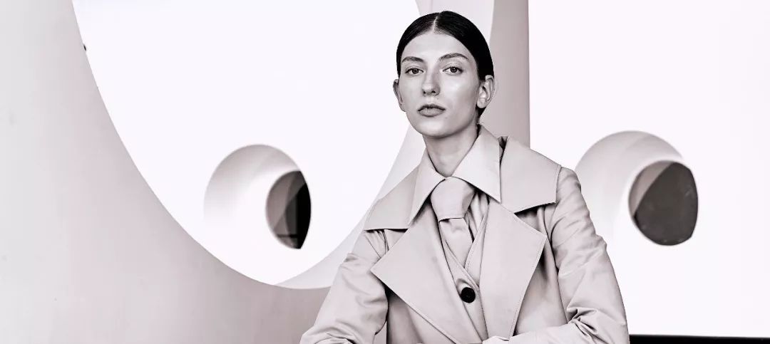 会穿西装的女人帅爆了,穿西装的女人又酷又飒气场全开