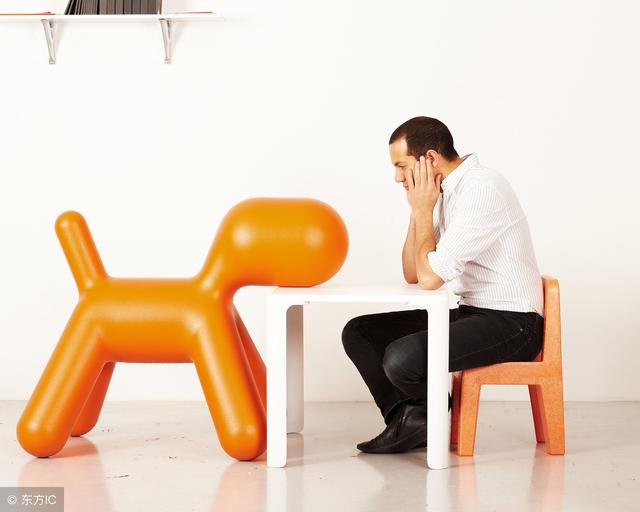 老人久坐脚小腿浮肿是什么原因,长期久坐的女性小腿浮肿