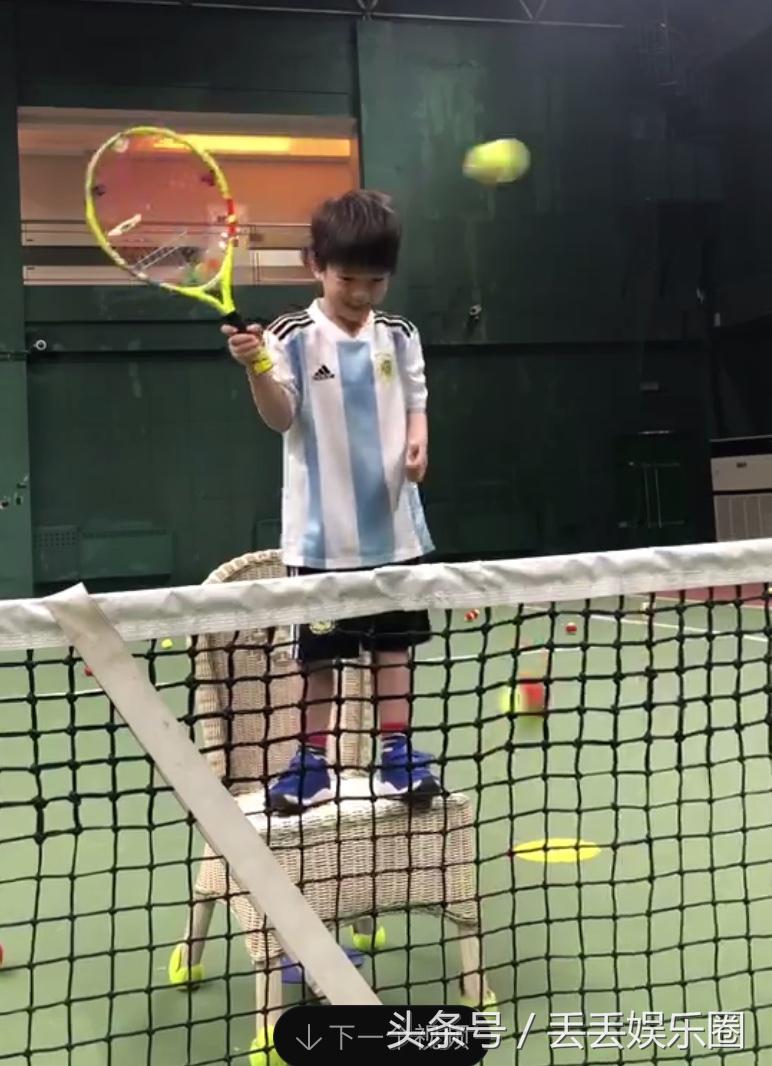 霍思燕带嗯哼看足球比赛,霍思燕嗯哼玩套圈