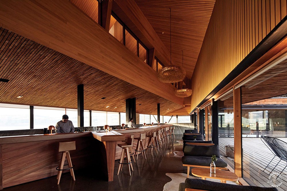 悬挑在山坡之上的海边酒店