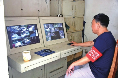 民警助力找回丢失挎包,查监控找回遗失物品