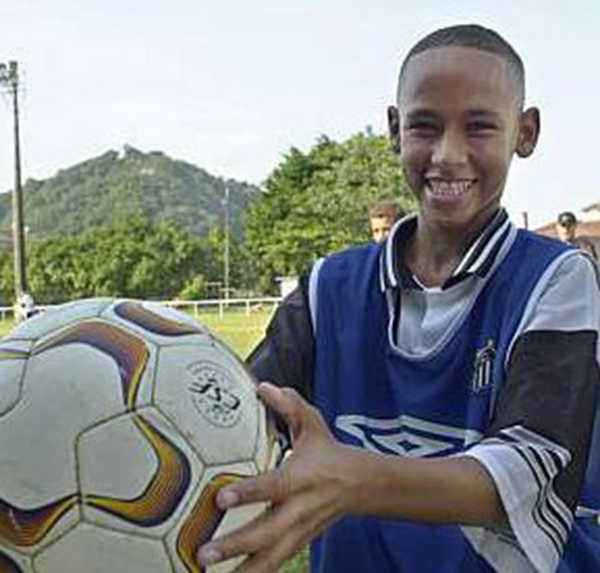 15年前全家蜗居贫民窟，而如今已是身价过亿的足球巨星