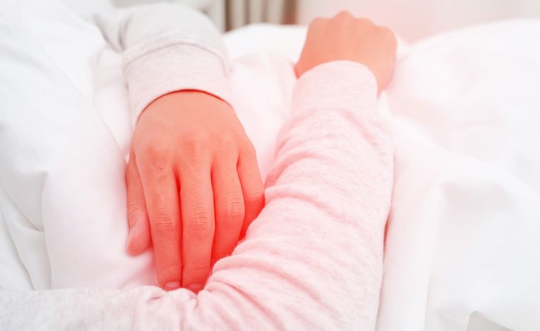 女子嗓子长出菜花,女子喉咙长了一根韭菜怎么办