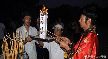 梦见后山挖出大洞穴里面有宝物,梦见大古墓并取出财宝