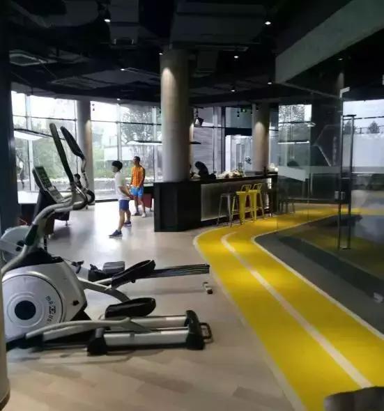 造价千万的完美球场秋天的青山湖边藏了一个网红级别的团建圣地