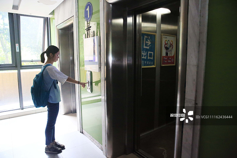 女生在外遇到危险怎么保护自己,女生出门教你如何防身自保