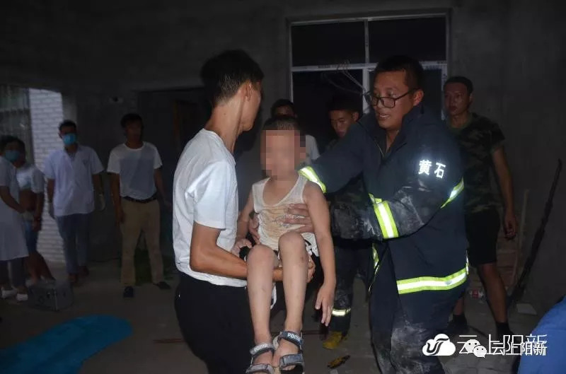 危险丨姐弟戏耍被卡在不足15厘米墙缝内消防蜀黍紧急凿墙、扒砖施救